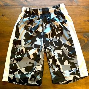 Nike camo basketball shorts with pockets size M boys